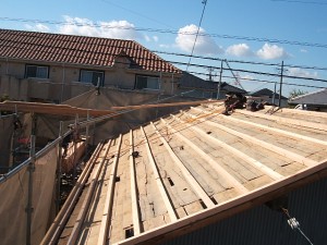 屋根葺せ作業②：野地板の上に垂木(米松 45ｘ45)を横に流します。それにより屋根面の不陸が落ち着きます。よく野地板、屋根垂木まで撤去して屋根を葺せ替えるのをみますが、その下の母屋自体に不陸がみられるため、作業多くなる割に、きれいな仕事が出来ないと考えます。また雨の事もあるので屋根の工事はスピードも必要なため、屋根の具合も確かめたうえで、野地板の上から下地を施工する事が多いです。